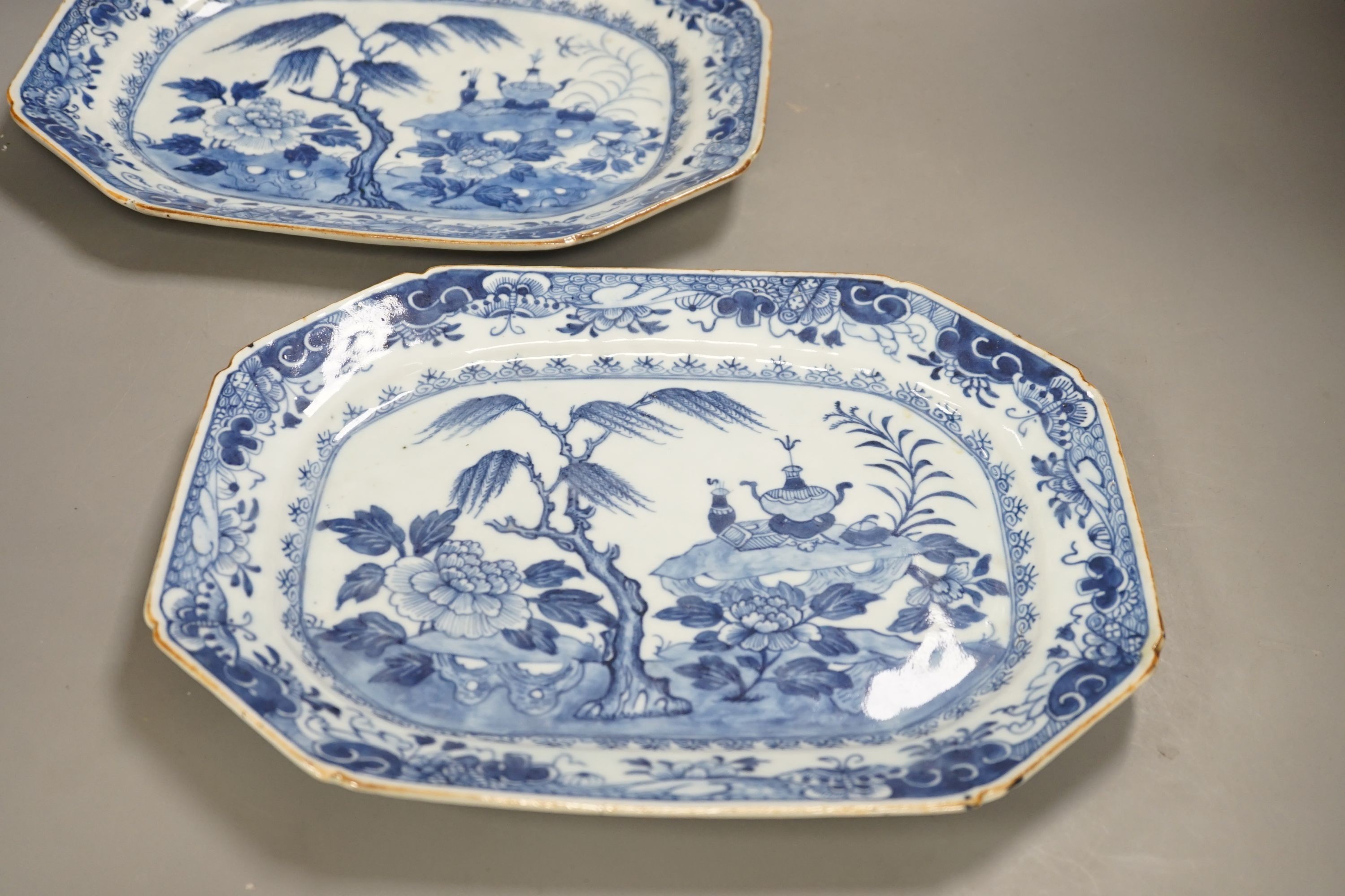 A pair of 18th century Chinese export blue and white serving dishes - 31cm wide